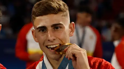 Fermín López posa con la medalla de oro lograda en París 2024 Fermín López posa con la medalla de oro lograda en París 2024