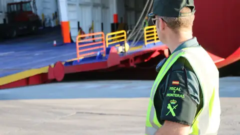Agente de la Guardia Civil en el Puerto de Ciutadella. Agente de la Guardia Civil en el Puerto de Ciutadella.