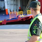 Agente de la Guardia Civil en el Puerto de Ciutadella. 