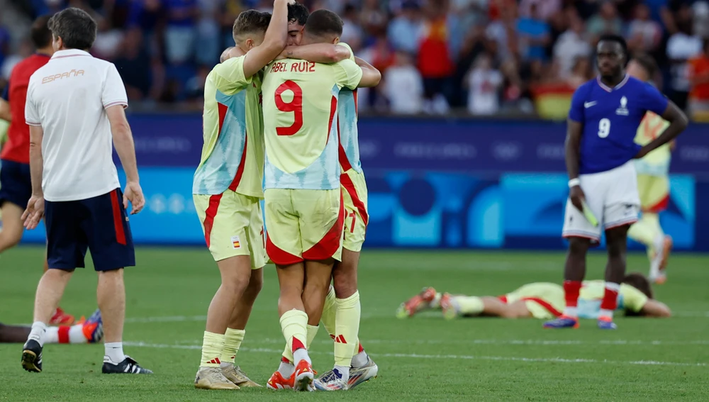 Los jugadores españoles celebran la medalla de oro conseguida tras vencer a Francia al finalizar la prórroga del partido. EFE/ JUANJO MARTIN Los jugadores españoles celebran la medalla de oro conseguida tras vencer a Francia al finalizar la prórroga del partido. EFE/ JUANJO MARTIN