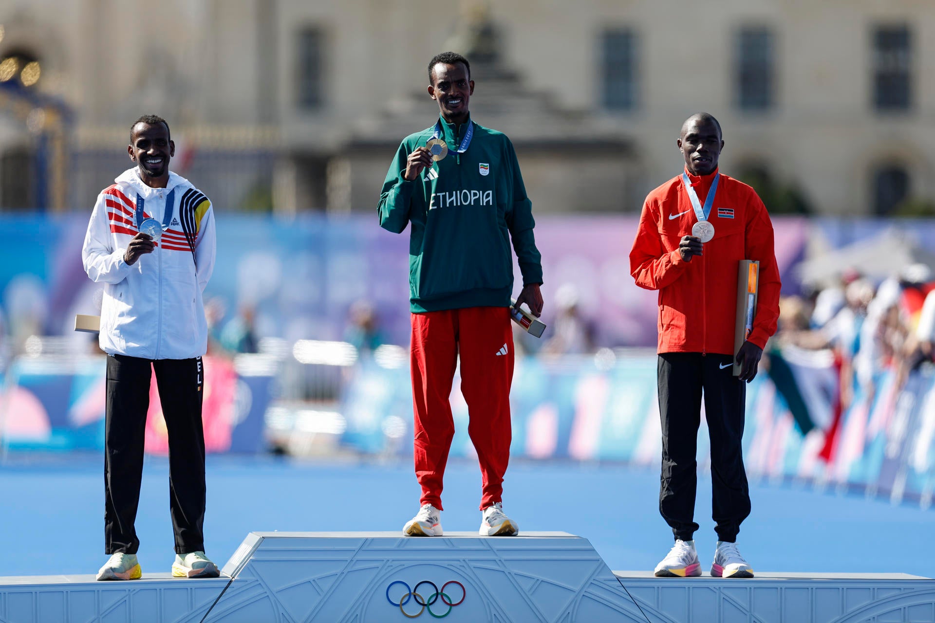 Tamirat Tola recupera la corona de maratón para Etiopía con récord olímpico Tamirat Tola recupera la corona de maratón para Etiopía con récord olímpico
