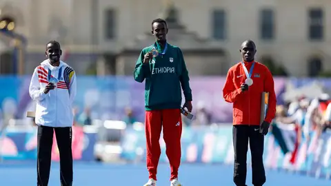 Tamirat Tola recupera la corona de maratón para Etiopía con récord olímpico Tamirat Tola recupera la corona de maratón para Etiopía con récord olímpico