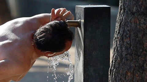 Una persona bebe agua ante el intenso calor
