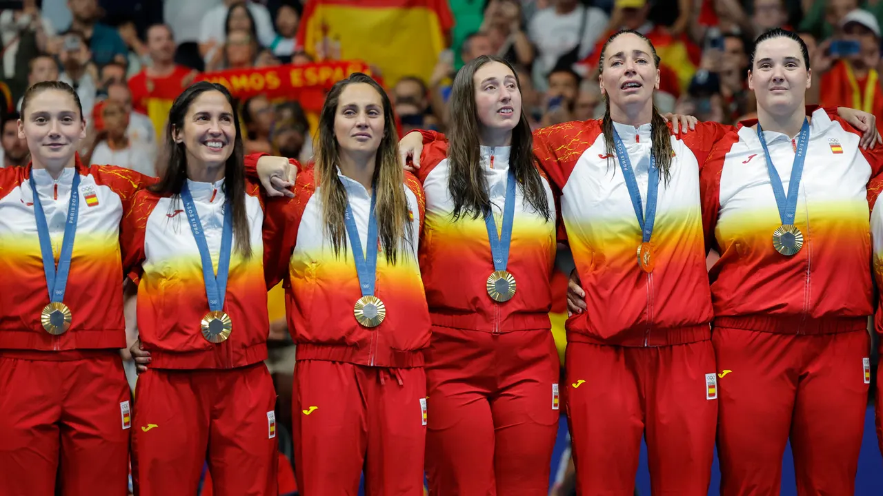 Las waterpolistas españolas posan con la medalla de oro en el podio de los Juegos Olímpicos de París 2024 este sábado en Nanterre, Francia.