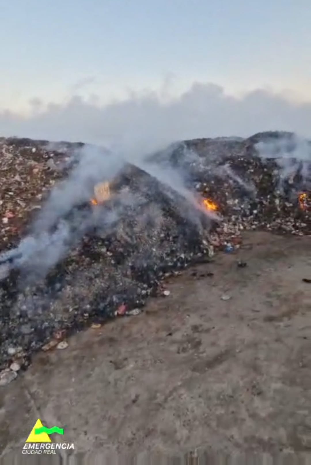 VÍDEO: Aparatoso incendio en la planta de tratamiento de residuos de Almagro VÍDEO: Aparatoso incendio en la planta de tratamiento de residuos de Almagro