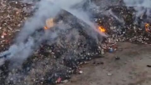 Los bomberos trabajan en las labores de extinción