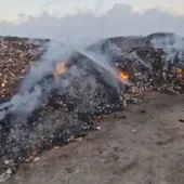 Los bomberos trabajan en las labores de extinción Los bomberos trabajan en las labores de extinción