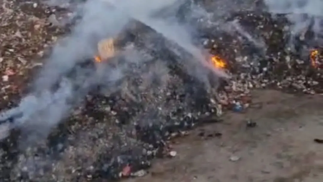 Los bomberos trabajan en las labores de extinci&oacute;n