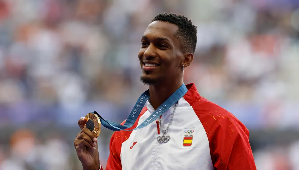 El atleta español Jordan Alejandro Díaz posa con la medalla de oro en el podio de Triple Salto Masculino en el marco de los Juegos Olímpicos París 2024 El atleta español Jordan Alejandro Díaz posa con la medalla de oro en el podio de Triple Salto Masculino en el marco de los Juegos Olímpicos París 2024