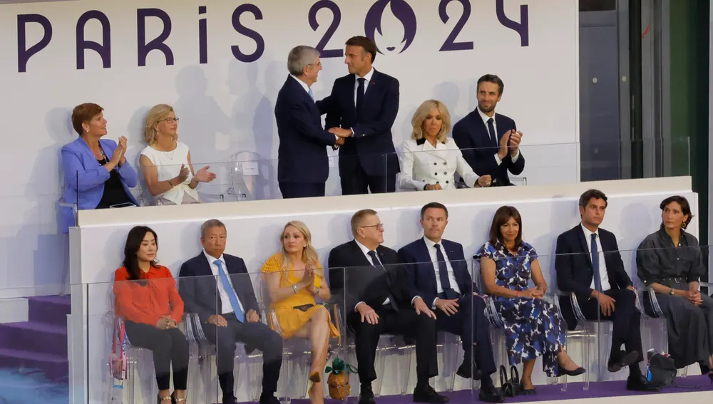 El presidente de la república francesa, Emmanuel Macron (3d-arriba), durante la ceremonia de clausura de los Juegos Olímpicos de París 2024 celebrada este domingo, en el Estadio de Francia en Saint-Denis (Francia). El presidente de la república francesa, Emmanuel Macron (3d-arriba), durante la ceremonia de clausura de los Juegos Olímpicos de París 2024 celebrada este domingo, en el Estadio de Francia en Saint-Denis (Francia).