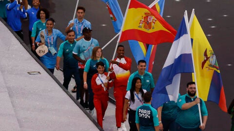 Los abanderados espa&ntilde;oles Mar&iacute;a P&eacute;rez y Jordan D&iacute;az durante la ceremonia de clausura de los Juegos Ol&iacute;mpicos de Par&iacute;s 2024 celebrada este domingo, en el Estadio de Francia en Saint-Denis (Francia)