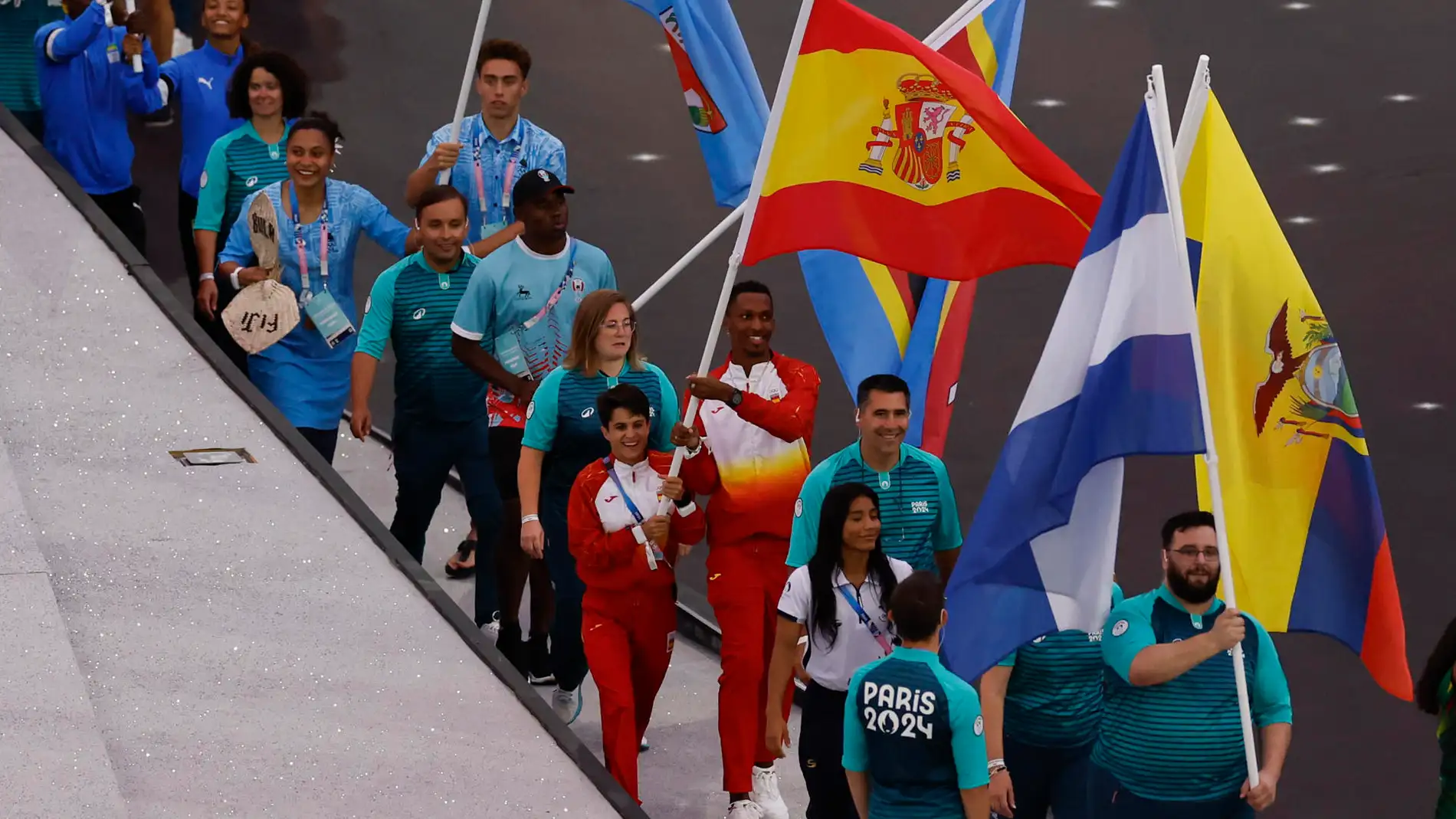 Los abanderados españoles María Pérez y Jordan Díaz durante la ceremonia de clausura de los Juegos Olímpicos de París 2024 celebrada este domingo, en el Estadio de Francia en Saint-Denis (Francia) Los abanderados españoles María Pérez y Jordan Díaz durante la ceremonia de clausura de los Juegos Olímpicos de París 2024 celebrada este domingo, en el Estadio de Francia en Saint-Denis (Francia)