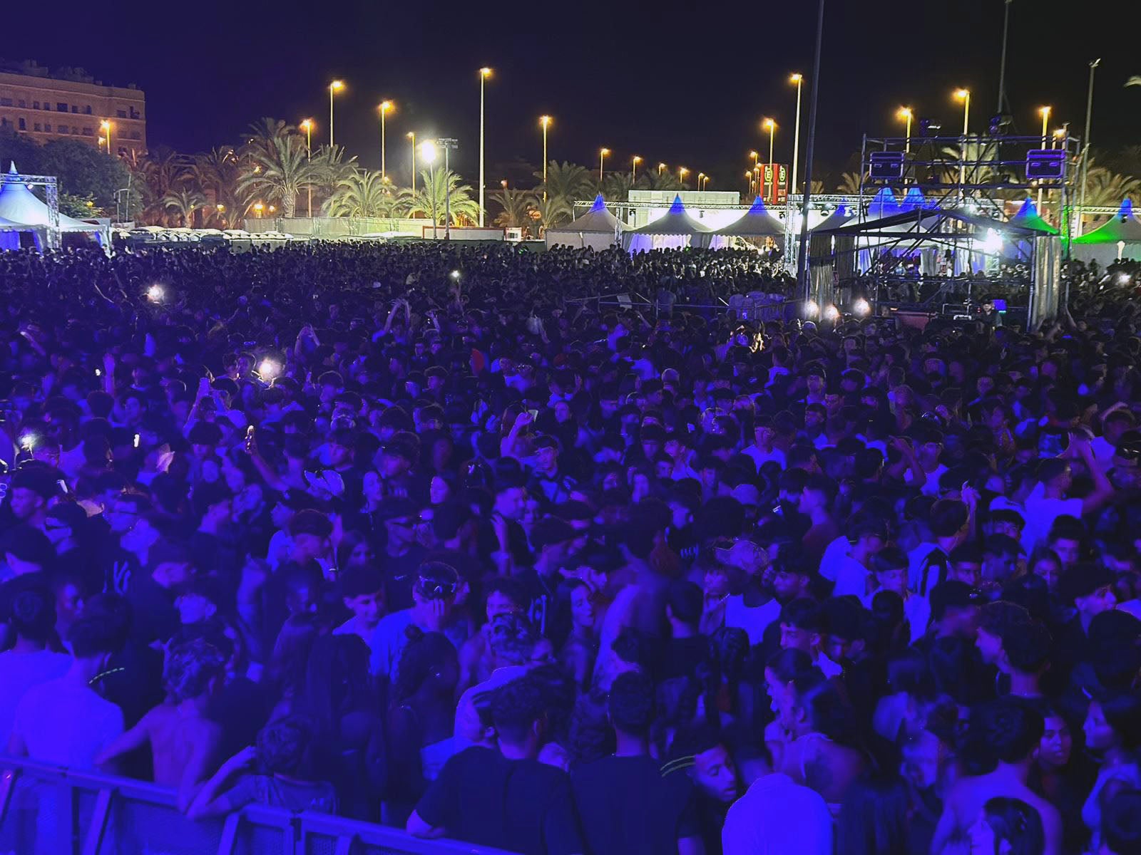 La música de DJs, protagonista de nuevo de la barraca joven de las fiestas de Elche La música de DJs, protagonista de nuevo de la barraca joven de las fiestas de Elche