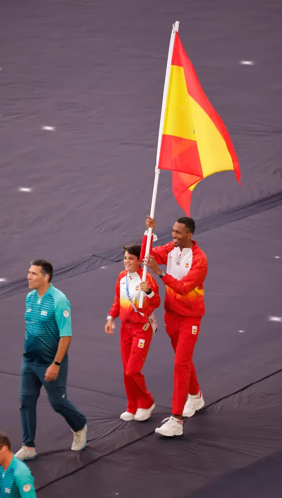 Los abanderados españoles María Pérez y Jordan Díaz durante la ceremonia de clausura de los Juegos Olímpicos de París 2024 celebrada este domingo, en el Estadio de Francia en Saint-Denis (Francia) Los abanderados españoles María Pérez y Jordan Díaz durante la ceremonia de clausura de los Juegos Olímpicos de París 2024 celebrada este domingo, en el Estadio de Francia en Saint-Denis (Francia)