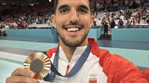 Miguel Sánchez-Migallón con la medalla de bronce