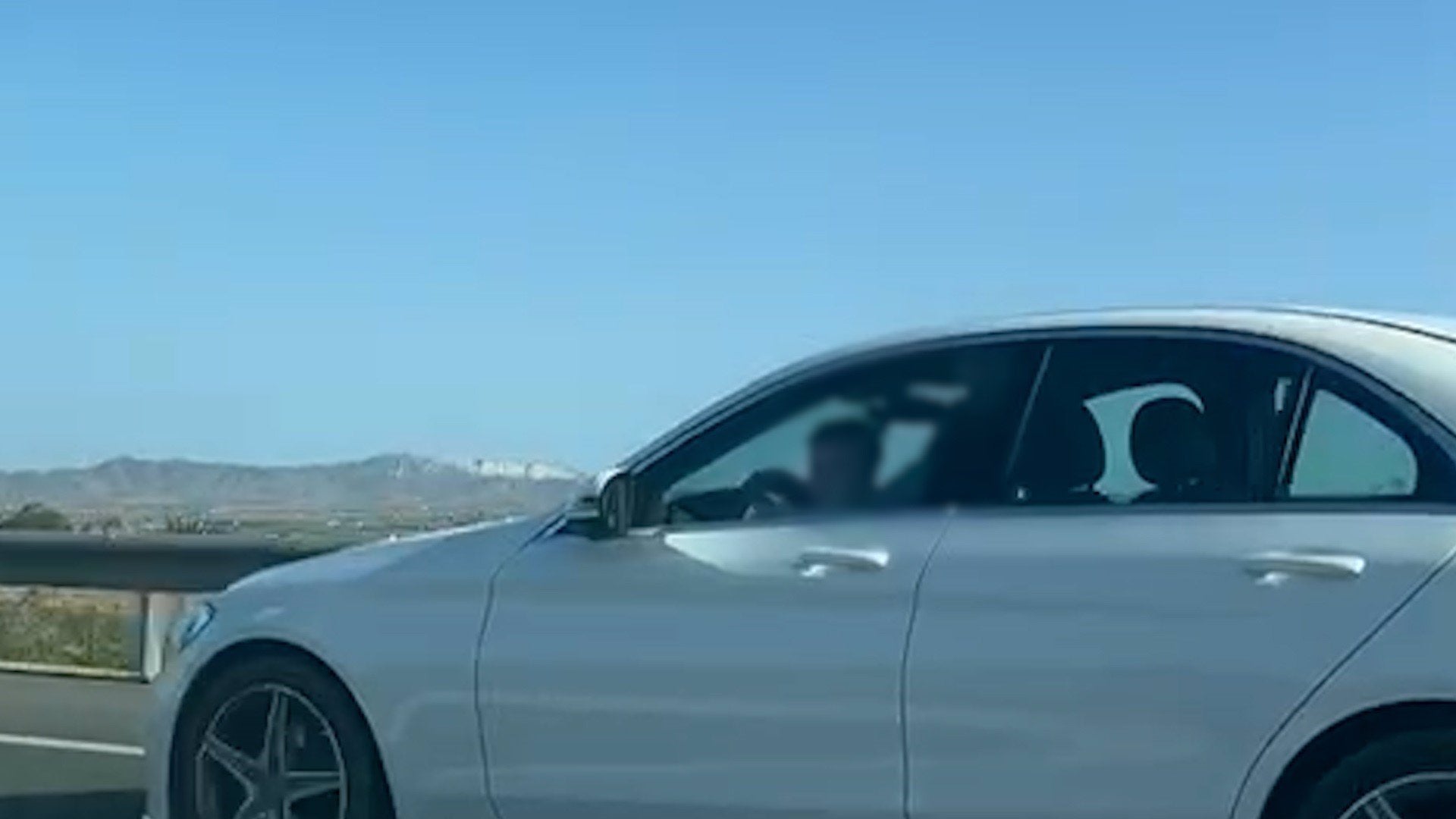 Guardia Civil investiga a un conductor que conducía con un menor de corta edad en su regazo Guardia Civil investiga a un conductor que conducía con un menor de corta edad en su regazo