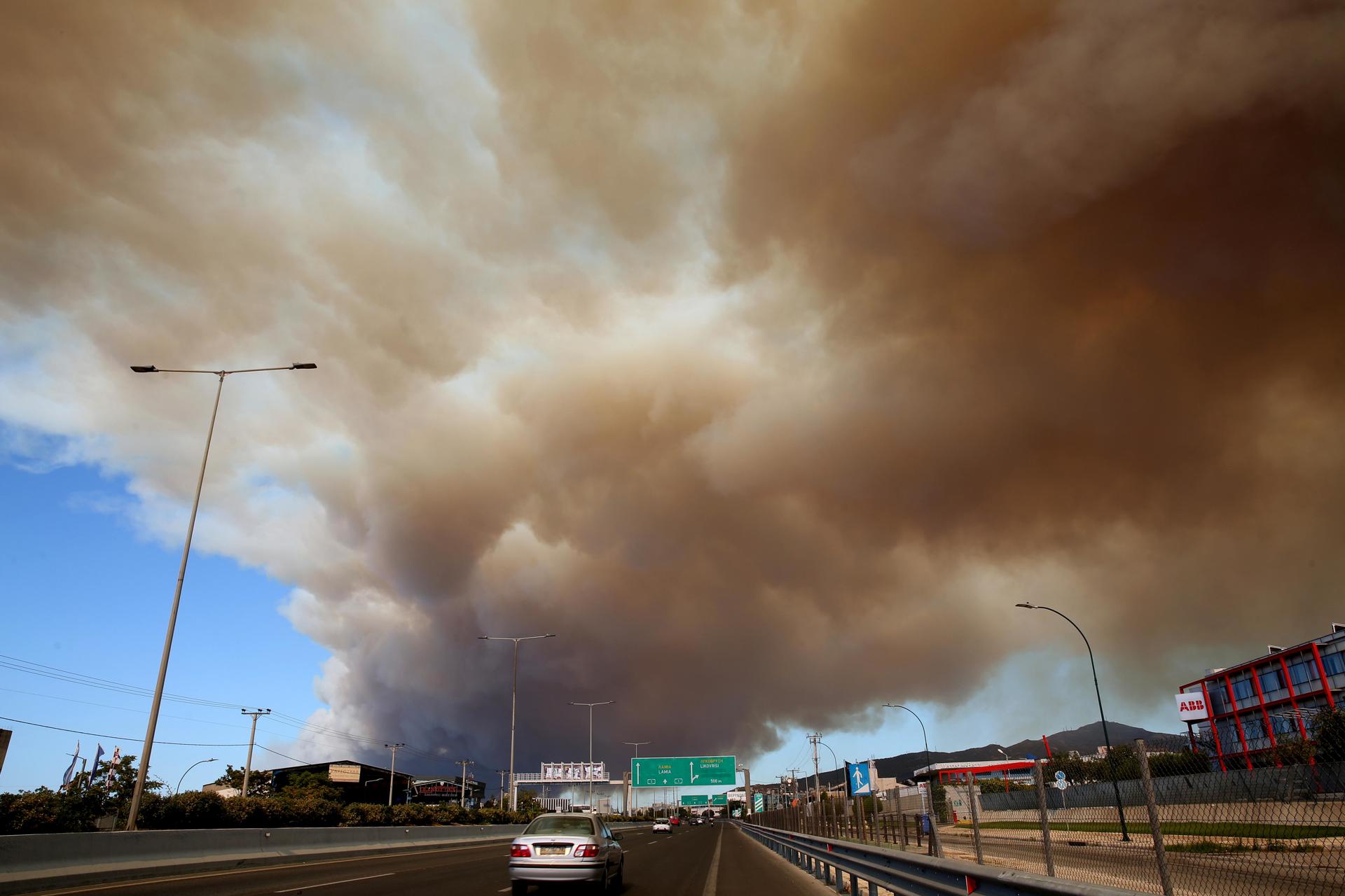 Un gran incendio a las puertas de Atenas obliga a evacuar a miles de personas Un gran incendio a las puertas de Atenas obliga a evacuar a miles de personas