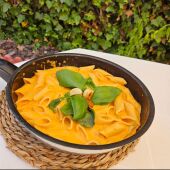 Macarrones con burrata y tomates