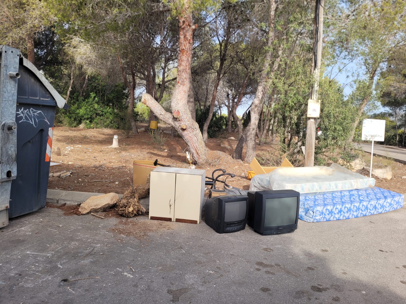 L' Alfàs del Pi aumenta hasta los 3.000 euros las multas por arrojar vertidos en la vía pública L' Alfàs del Pi aumenta hasta los 3.000 euros las multas por arrojar vertidos en la vía pública