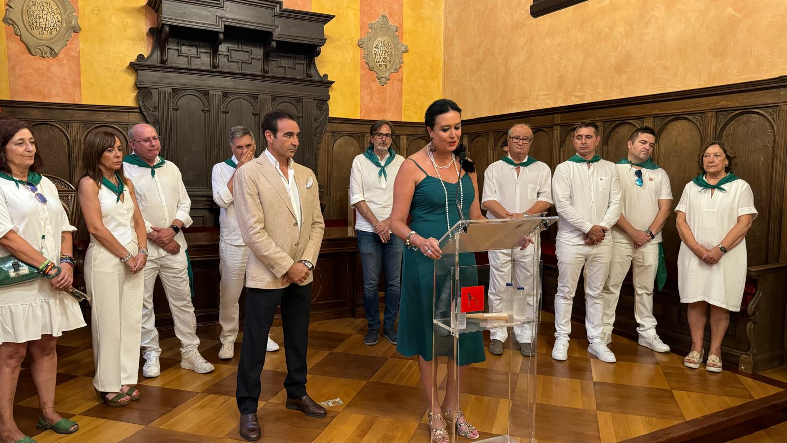 Enrique Ponce recibe la Albahaca de Plata en el Ayuntamiento de Huesca Enrique Ponce recibe la Albahaca de Plata en el Ayuntamiento de Huesca