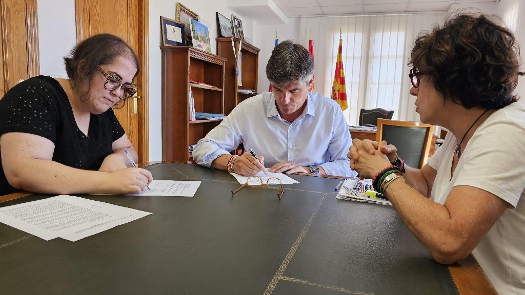 Villajoyosa dota de 3.000 euros a los vendedores del Mercat y sufragará el coste de mantenimiento de sus instalaciones Villajoyosa dota de 3.000 euros a los vendedores del Mercat y sufragará el coste de mantenimiento de sus instalaciones