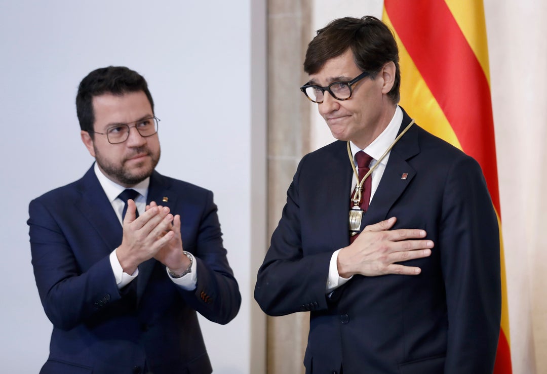 Los 16 consellers del nuevo Govern toman posesión ante un Illa que promete "gobernar para todos" en "una España plurinacional" Los 16 consellers del nuevo Govern toman posesión ante un Illa que promete "gobernar para todos" en "una España plurinacional"