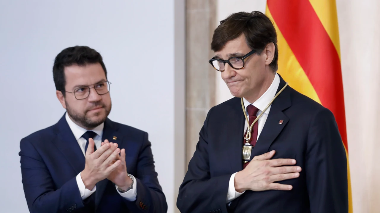 El presidente electo de la Generalitat, Salvador Illa, y el expresidente, Pere Aragonés, durante el acto de toma posesión de Illa