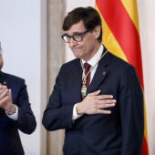 El presidente electo de la Generalitat, Salvador Illa, y el expresidente, Pere Aragonés, durante el acto de toma posesión de Illa