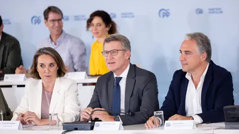 La secretaria general del PP, Cuca Gamarra; el líder del PP, Alberto Núñez Feijóo y el vicesecretario de Coordinación Autonómica y Local del PP, Elías Bendodo, durante la Junta Directiva Nacional del Partido Popular La secretaria general del PP, Cuca Gamarra; el líder del PP, Alberto Núñez Feijóo y el vicesecretario de Coordinación Autonómica y Local del PP, Elías Bendodo, durante la Junta Directiva Nacional del Partido Popular
