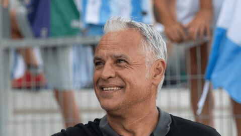 Sergio Pellicer saludando a los aficionados despu&eacute;s del partido frente al C&oacute;rdoba