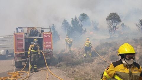 Efectivos de bomberos trabajando en el incendio de Corbal&aacute;n