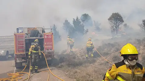 Efectivos de bomberos trabajando en el incendio de Corbalán Efectivos de bomberos trabajando en el incendio de Corbalán