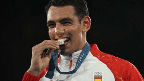 Ayoub Ghadfa con la medalla de plata de boxeo en los Juegos Ol&iacute;mpicos de Par&iacute;s 2024