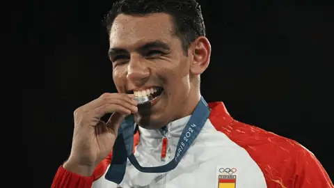 Ayoub Ghadfa con la medalla de plata de boxeo en los Juegos Olímpicos de París 2024 Ayoub Ghadfa con la medalla de plata de boxeo en los Juegos Olímpicos de París 2024