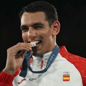 Ayoub Ghadfa con la medalla de plata de boxeo en los Juegos Olímpicos de París 2024