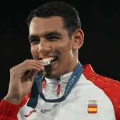 Ayoub Ghadfa con la medalla de plata de boxeo en los Juegos Olímpicos de París 2024 Ayoub Ghadfa con la medalla de plata de boxeo en los Juegos Olímpicos de París 2024