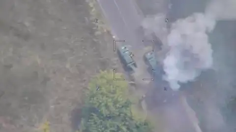 Una imagen fija tomada de un vídeo proporcionado por el Ministerio de Defensa ruso muestra un dron Lancet atacando un lanzamisiles móvil de las Fuerzas Armadas de Ucrania en la zona fronteriza de la región de Kursk. Una imagen fija tomada de un vídeo proporcionado por el Ministerio de Defensa ruso muestra un dron Lancet atacando un lanzamisiles móvil de las Fuerzas Armadas de Ucrania en la zona fronteriza de la región de Kursk.