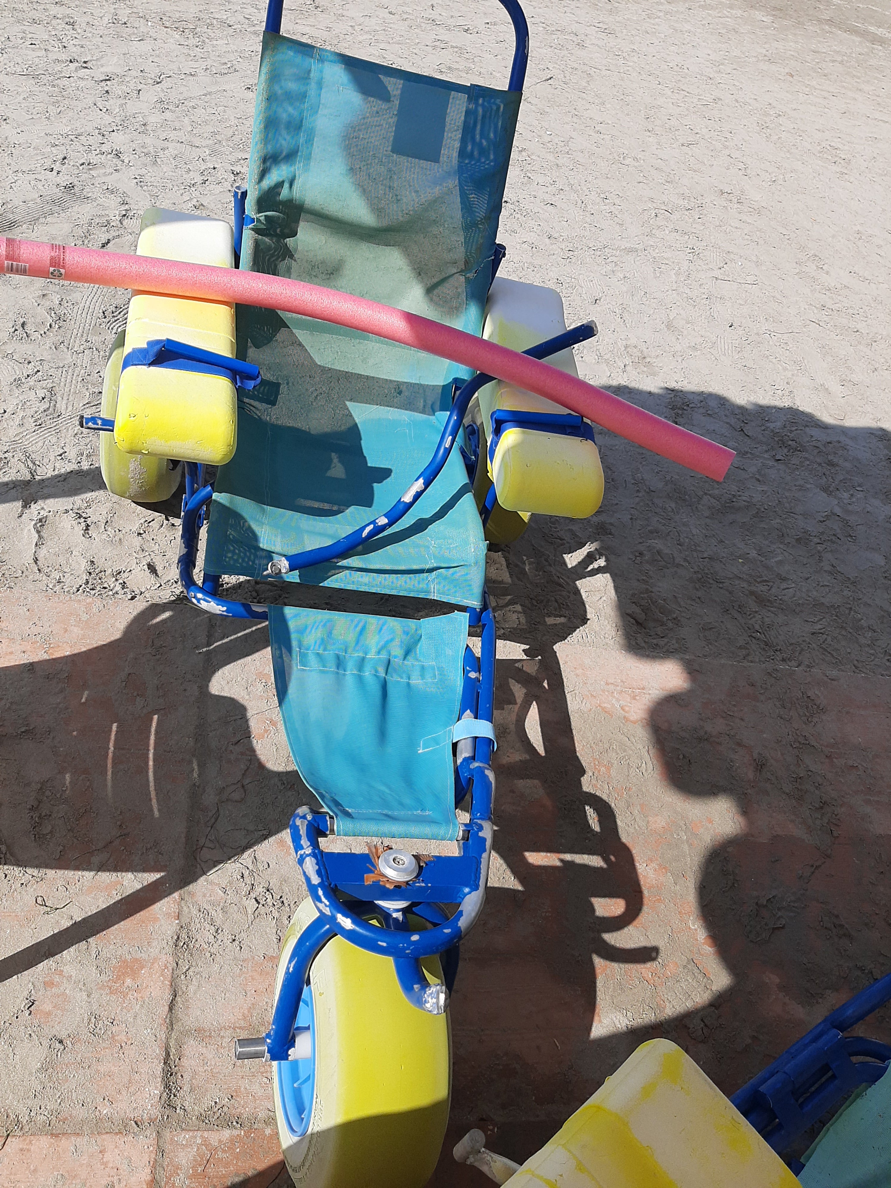 Una de las sillas anfibias que hay en el punto de baño accesible de Santa Pola. Una de las sillas anfibias que hay en el punto de baño accesible de Santa Pola.