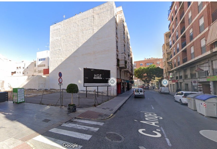 El gobierno local del PP y Vox en Elche recupera como aparcamiento una parcela de la calle Ángel El gobierno local del PP y Vox en Elche recupera como aparcamiento una parcela de la calle Ángel