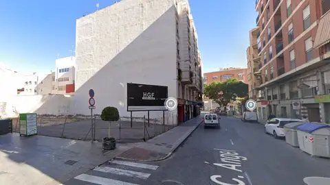 El gobierno local del PP y Vox en Elche recupera como aparcamiento una parcela de la calle Ángel. El gobierno local del PP y Vox en Elche recupera como aparcamiento una parcela de la calle Ángel.