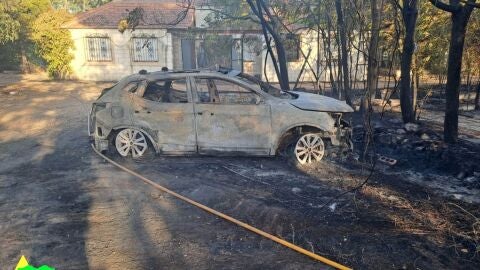 Veh&iacute;culo calcinado en el incendio de La Poblachuela