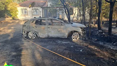 Vehículo calcinado en el incendio de La Poblachuela Vehículo calcinado en el incendio de La Poblachuela