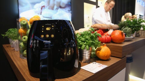 Una freidora de aire para hacer papas fritas se exhibe en el stand de Philips en la feria de electrónica de consumo (Foto de Sean Gallup/Getty Images)