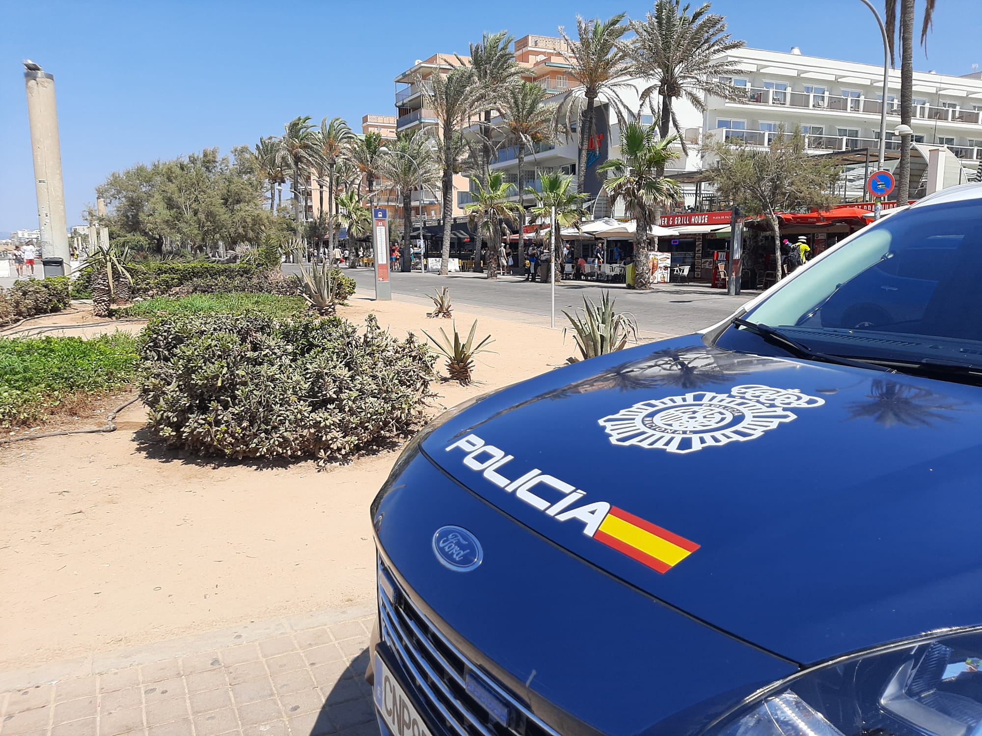 Detenido un joven tras caer de un tercer piso en Playa de Palma después de violar una orden de alejamiento Detenido un joven tras caer de un tercer piso en Playa de Palma después de violar una orden de alejamiento