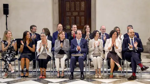 BARCELONA, 12/08/2024.- Los consellers del nuevo Govern de Salvador Illa aplauden durante el acto de toma de posesión celebrado este lunes en Barcelona. EFE/ Andreu Dalmau BARCELONA, 12/08/2024.- Los consellers del nuevo Govern de Salvador Illa aplauden durante el acto de toma de posesión celebrado este lunes en Barcelona. EFE/ Andreu Dalmau