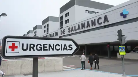 Imagen de archivo de la entrada a urgencias del Hospital Universitario de Salamanca. Imagen de archivo de la entrada a urgencias del Hospital Universitario de Salamanca.