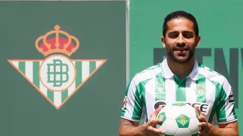 El defensa Ricardo Rodríguez durante su presentación oficial como jugador del Real Betis, este lunes en la ciudad deportiva del club en Sevilla El defensa Ricardo Rodríguez durante su presentación oficial como jugador del Real Betis, este lunes en la ciudad deportiva del club en Sevilla