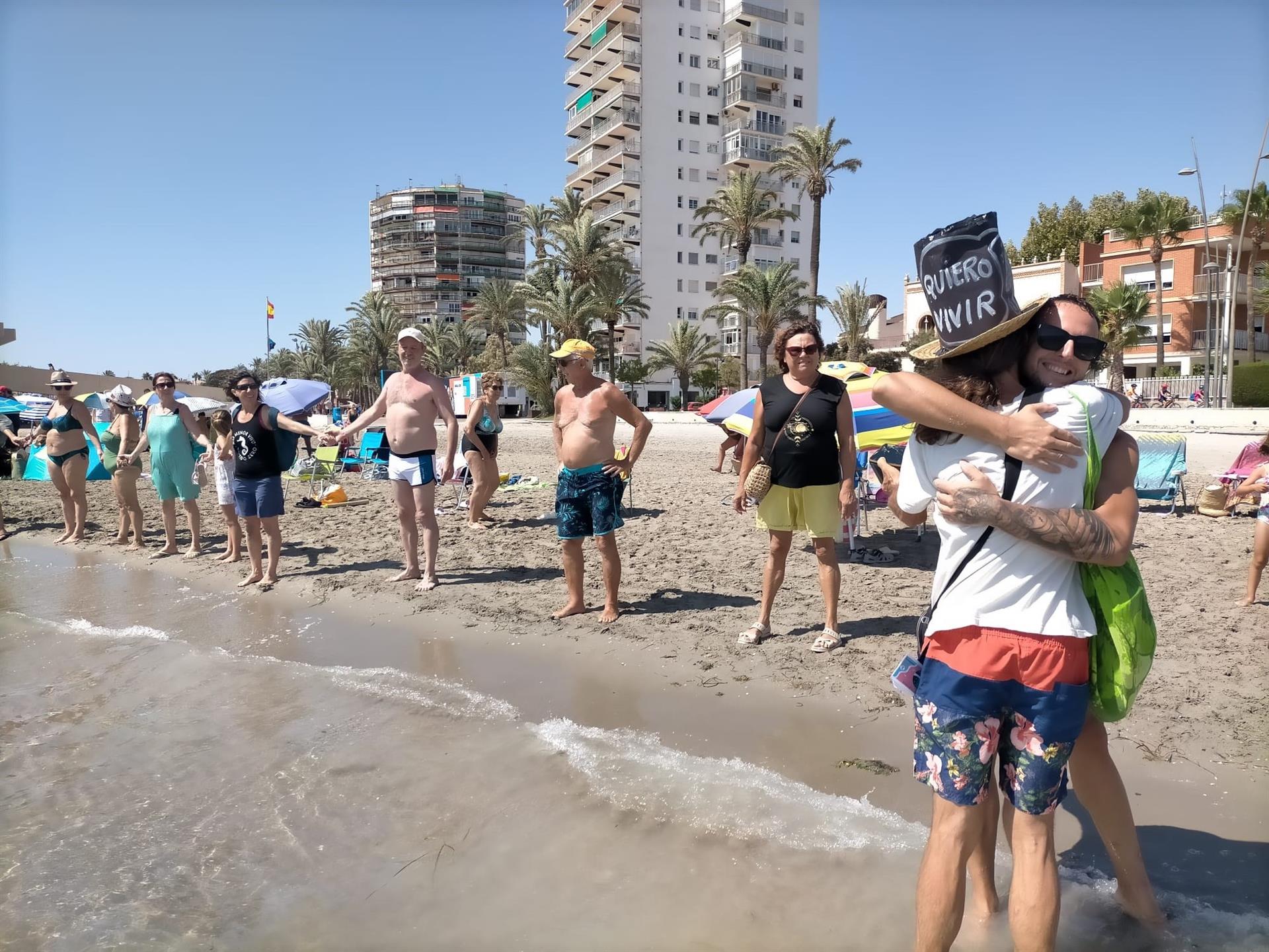 Cientos de personas realizan el abrazo simbólico al Mar Menor por todo el litoral de la Laguna Salada Cientos de personas realizan el abrazo simbólico al Mar Menor por todo el litoral de la Laguna Salada