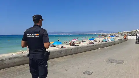 Un agente de la Policía Nacional patrulla en la Playa de Palma, Mallorca Un agente de la Policía Nacional patrulla en la Playa de Palma, Mallorca