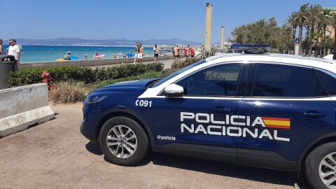 Un veh&iacute;culo de la Polic&iacute;a Nacional patrulla en la Playa de Palma, Mallorca